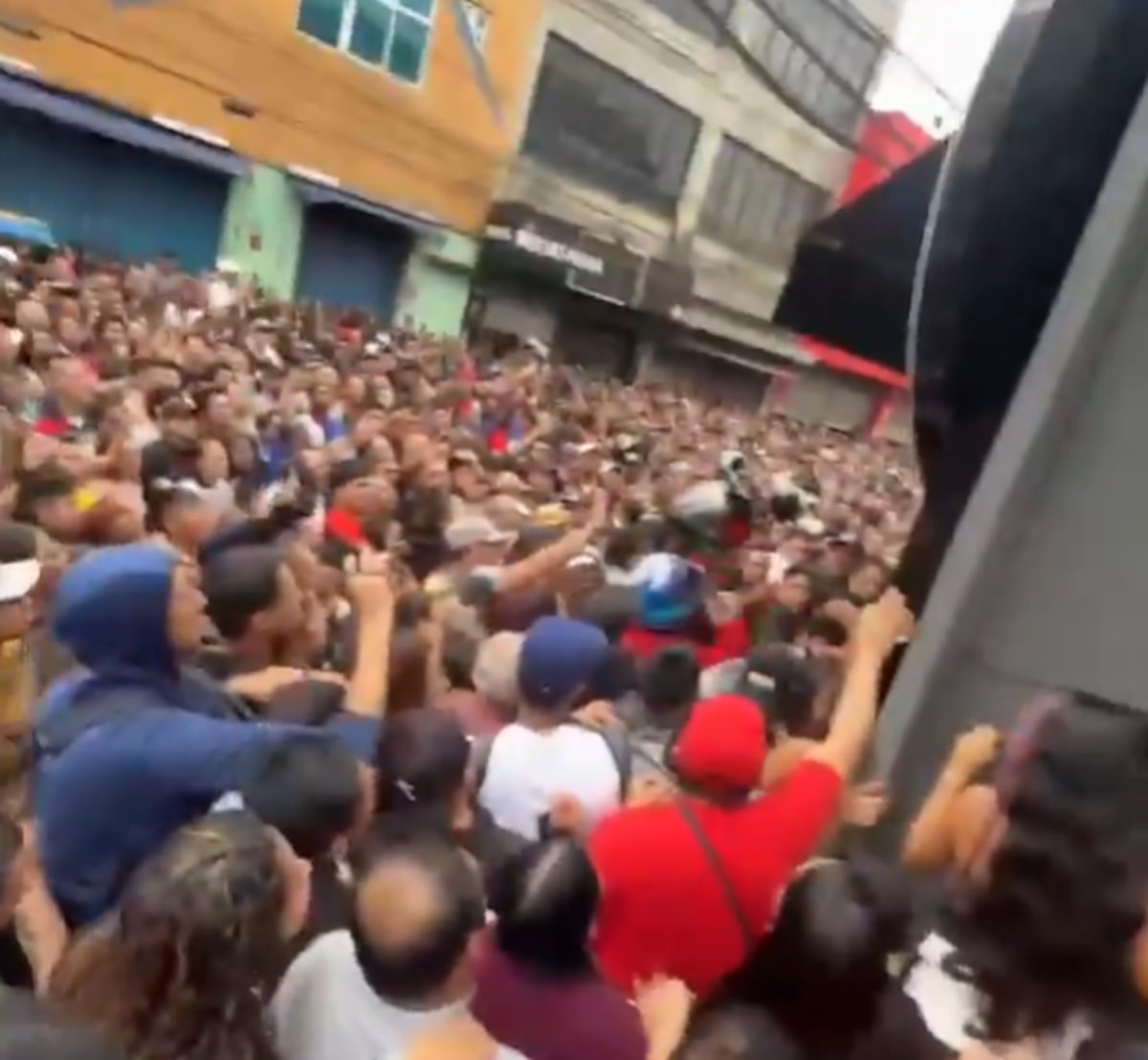 Loja em SP anuncia TV a R$ 20 e inauguração causa tumulto no Brás: ‘Estou na fila há três dias’