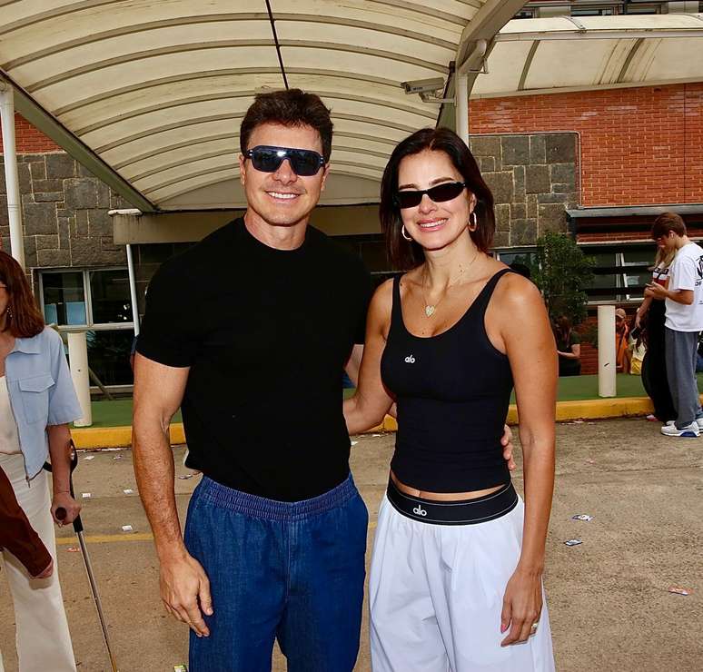 Leandra Leal, Alinne Moraes e mais famosos vão às urnas para votar; veja fotos