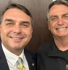Flávio e Jair Bolsonaro em imagem de arquivo Foto: Reprodução/X
