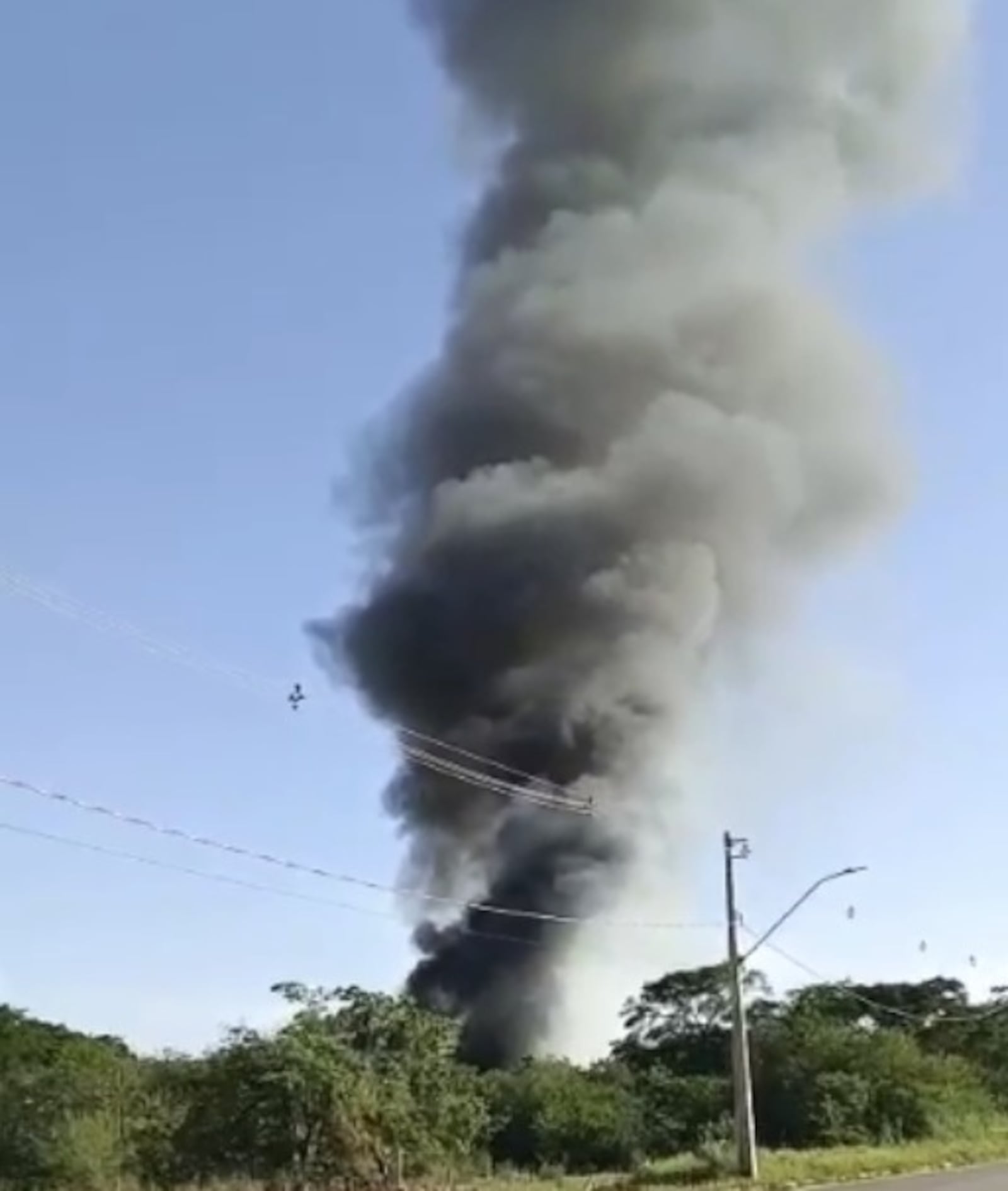 Fumaça foi registrada no local do acidente Reprodução/RECORD MINAS
