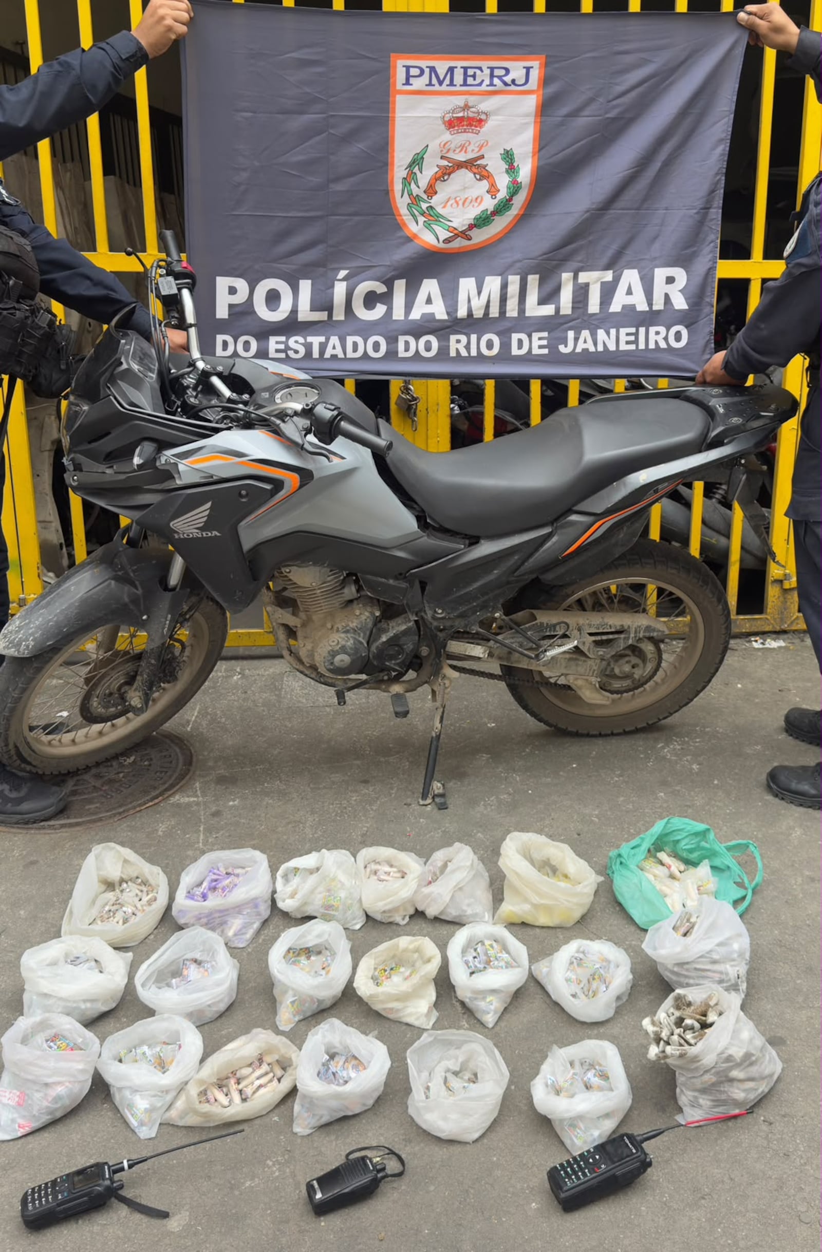 Policiais militares apreenderam drogas após troca de tiros com criminosos na comunidade Reprodução/ Polícia Militar
