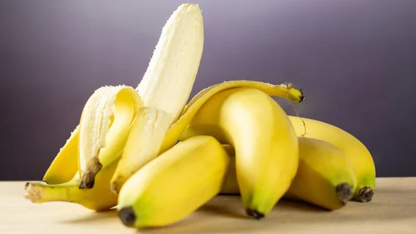 Nutricionista revela 5 truques para evitar que as bananas escureçam