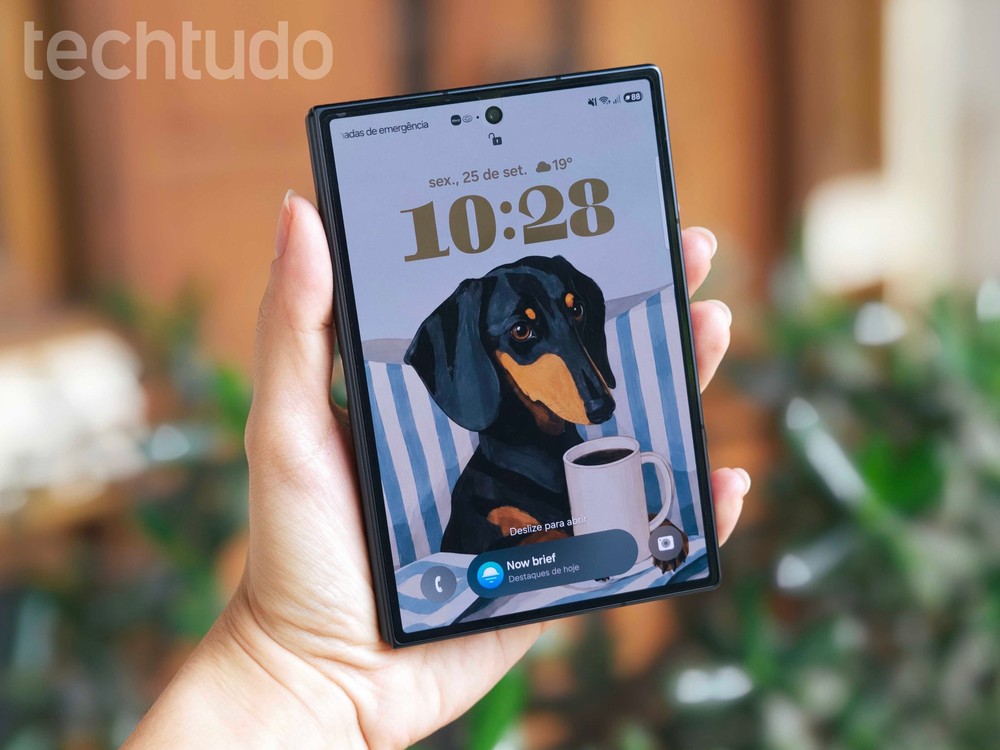 iPhone Duo chega ao Brasil por quase R$ 9.500 a mais que o Galaxy Z Fold 8, ambos com proposta premium e tela dobrável — Foto: Ana Loubak/TechTudo