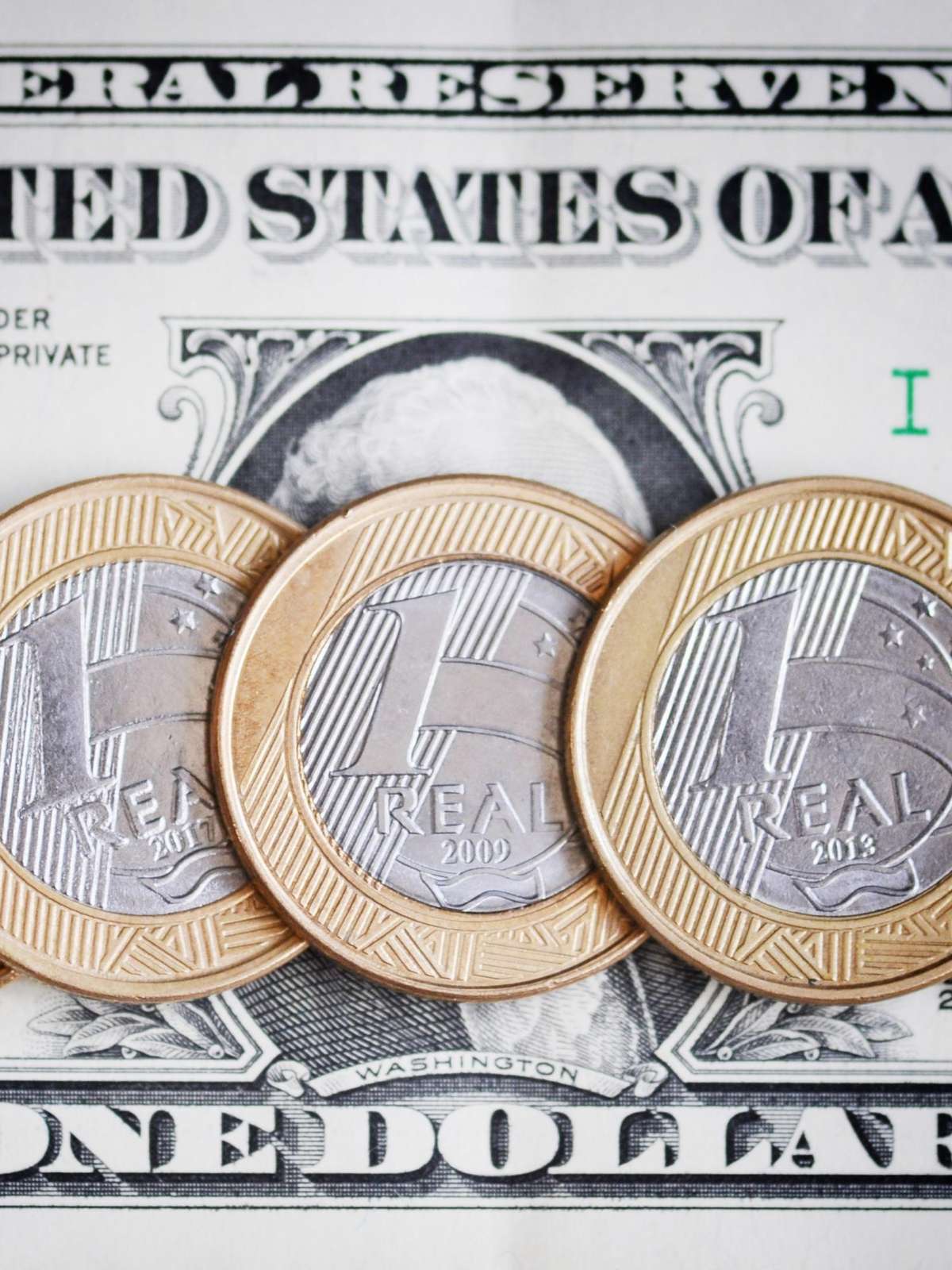Ibovespa cai mais de 15% após 'circuit breaker', dólar dispara e Tesouro cancela leilões