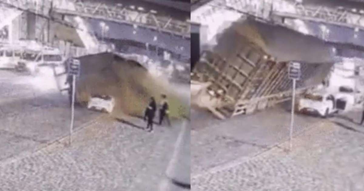 Caminhão carregado de serragem tomba sobre dois carros em Suzano