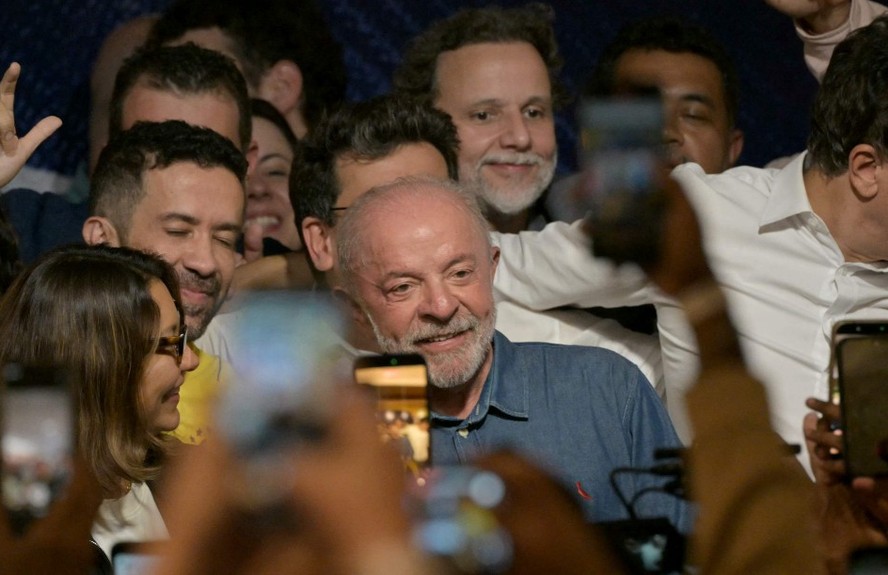'O Corinthians tá parecendo o Bolsonaro: só perde', brinca Lula no discurso da vitória