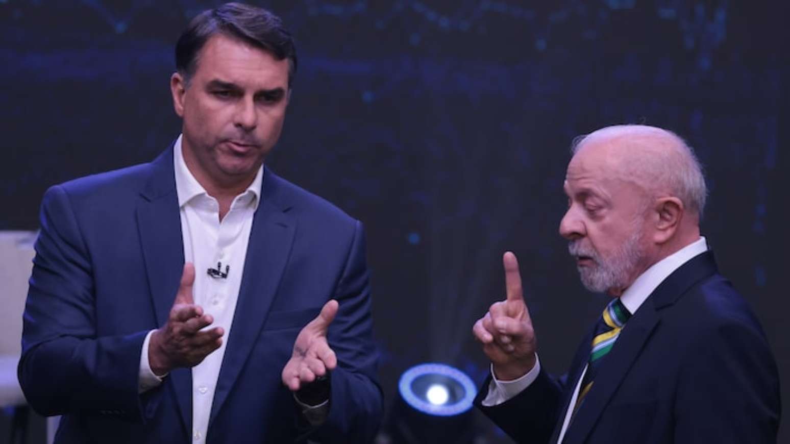 Flávio Bolsonaro e Lula durante debate na TV Bandeirantes