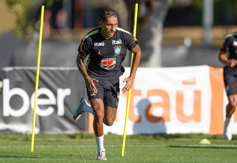 Raphinha desfalca Barcelona em dois jogos e Flick questiona viagem da seleção à Austrália