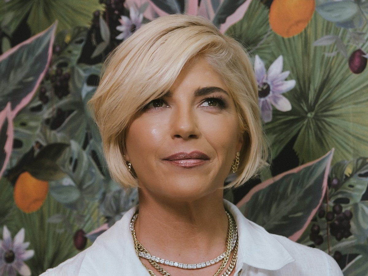 Quem é Selma Blair, atriz de Legalmente Loira acusada de morder tripulantes em voo