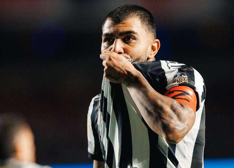 Coutinho analisa estreia com vitória pelo Santos: "Aguentei bem"