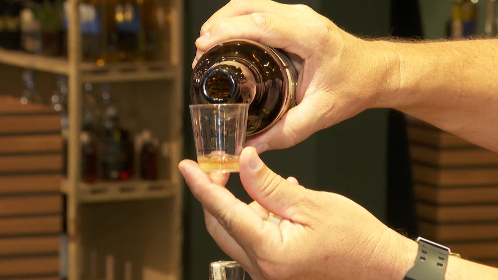 Cachaça é uma bebida alcoólica destilada típica do Brasil Reprodução/Record News