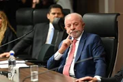 O presidente Lula e o presidente do Senado, Davi Alcolumbre, na cerimônia de posse de Odair Cunha no TCU