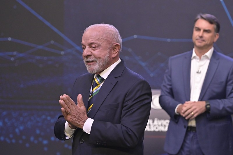 Debate da Band: Flávio treinou aparições atrás de Lula com marqueteiro para produzir cortes para as redes