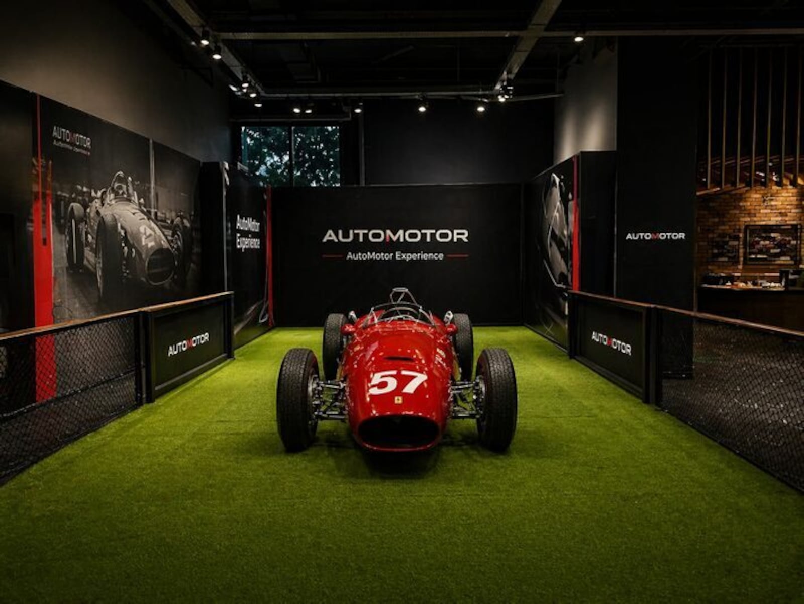 O acervo permite observar diferentes capítulos da história do automobilismo Divulgação/AutoMotor Experience