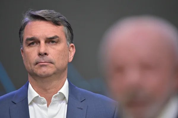Flávio chega ao 2º turno como favorito, mas vê risco na mobilização de Lula