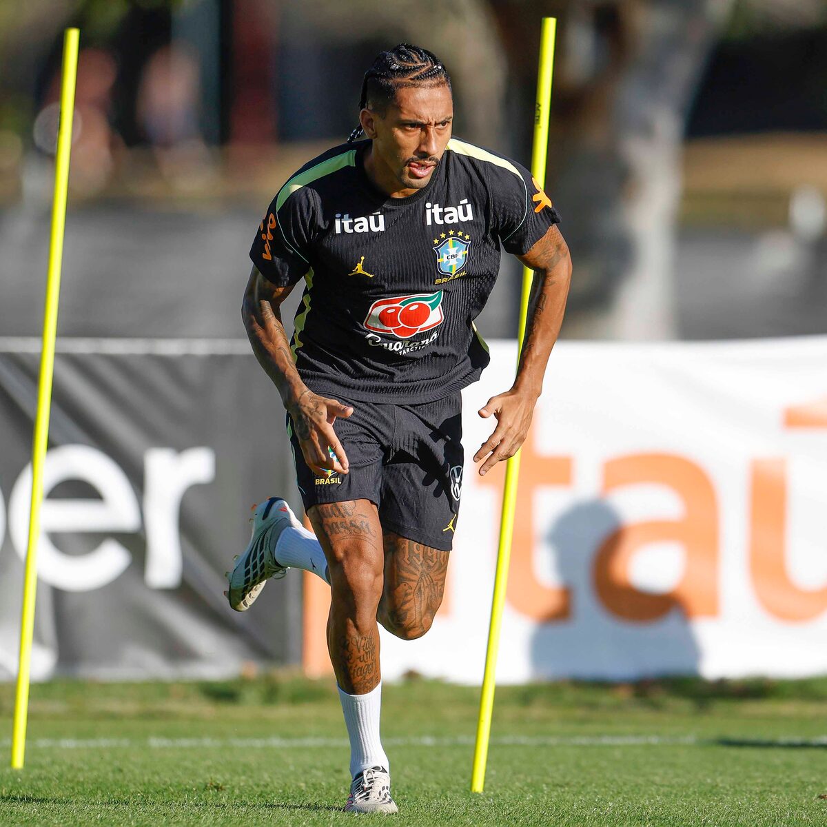 Raphinha desfalca Barcelona em dois jogos e Flick questiona viagem da seleção à Austrália