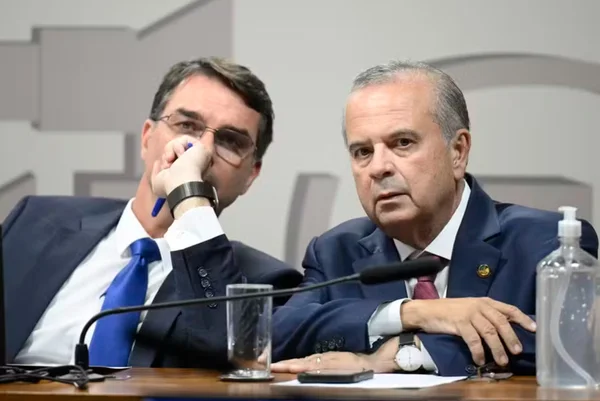 Por apoio no 2º turno, coordenador de Flávio liga para caciques do Centrão