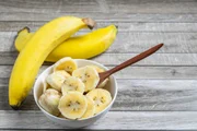 Nutricionista revela 5 truques para evitar que as bananas escureçam