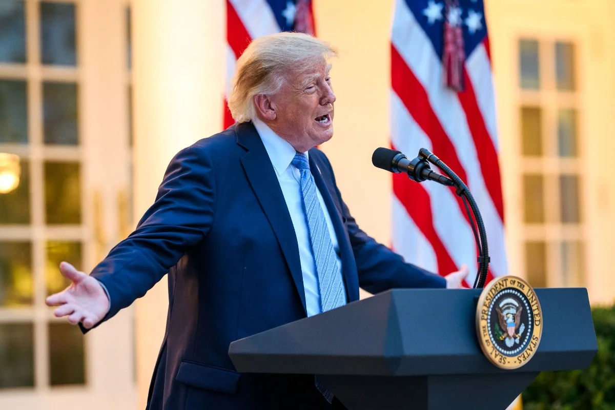 Em comício no Texas, Trump volta a falar que eleição do Brasil foi fraudada