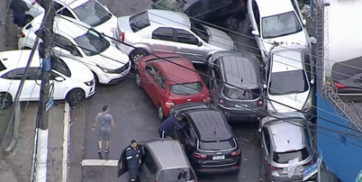 Carros são arrastados por enchente e bloqueiam rua na Zona Sul de São Paulo após temporal Foto: Reprodução/GloboNews
