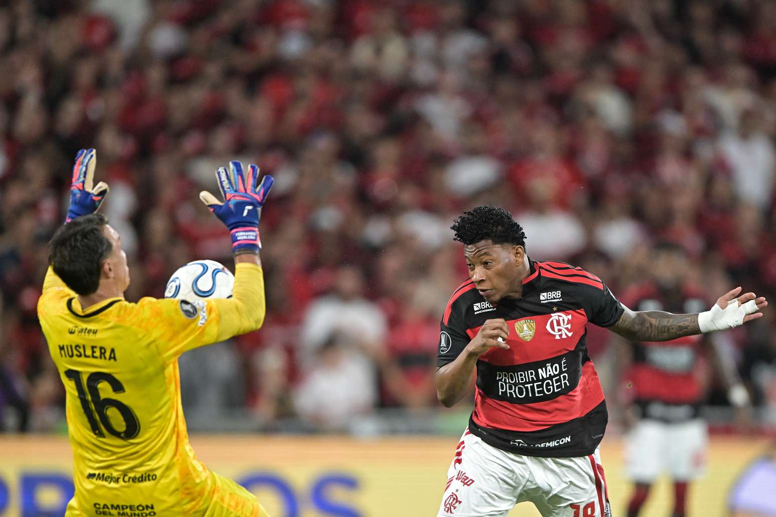 Muslera, do Estudiantes, faz grande defesa em cabe&ccedil;ada de Plata, do Flamengo