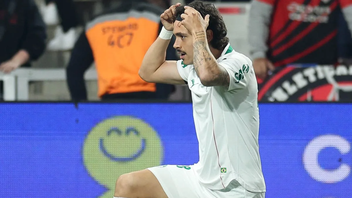 Palmeiras vence Athletico-PR e assume a liderança do Brasileirão