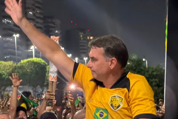 Flávio chega ao 2º turno como favorito, mas vê risco na mobilização de Lula - destaque galeria