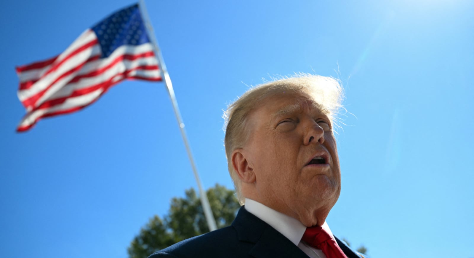 Donald Trump fala com a reportagem da RECORD sobre as eleições brasileiras REUTERS/Annabelle Gordon — 25.10.2026