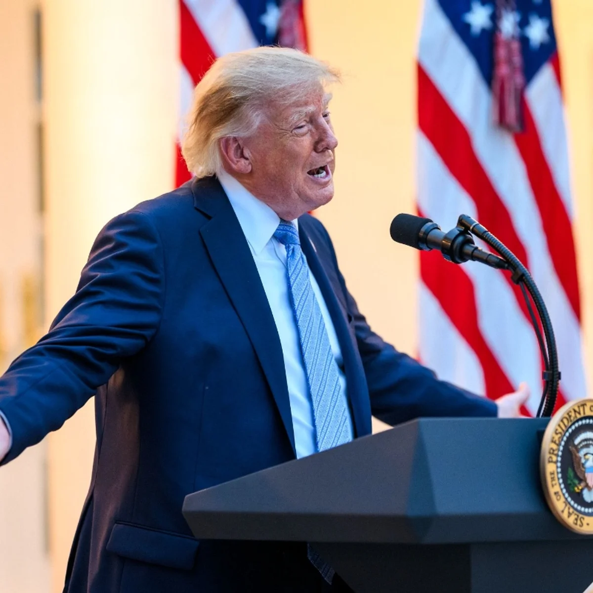Em comício no Texas, Trump volta a falar que eleição do Brasil foi fraudada