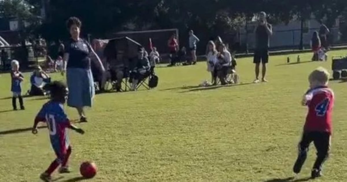 Menino de 3 anos é expulso de competição de futebol por ser ‘bom demais’; polícia é acionada