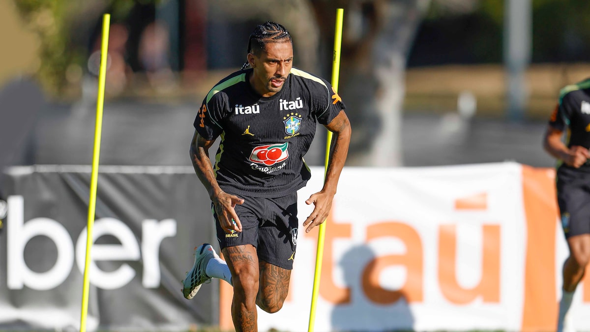 Raphinha desfalca Barcelona em dois jogos e Flick questiona viagem da seleção à Austrália