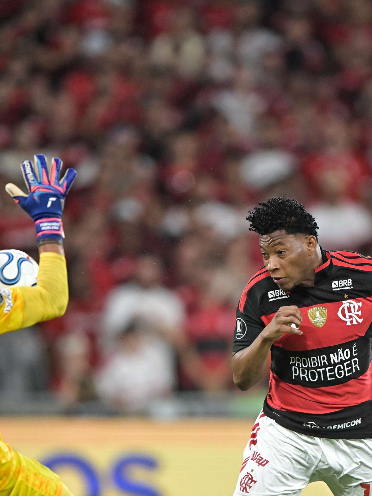 Dos vexames na Copa à redenção no Maracanã: Muslera se consagra como o herói do Estudiantes contra o Flamengo