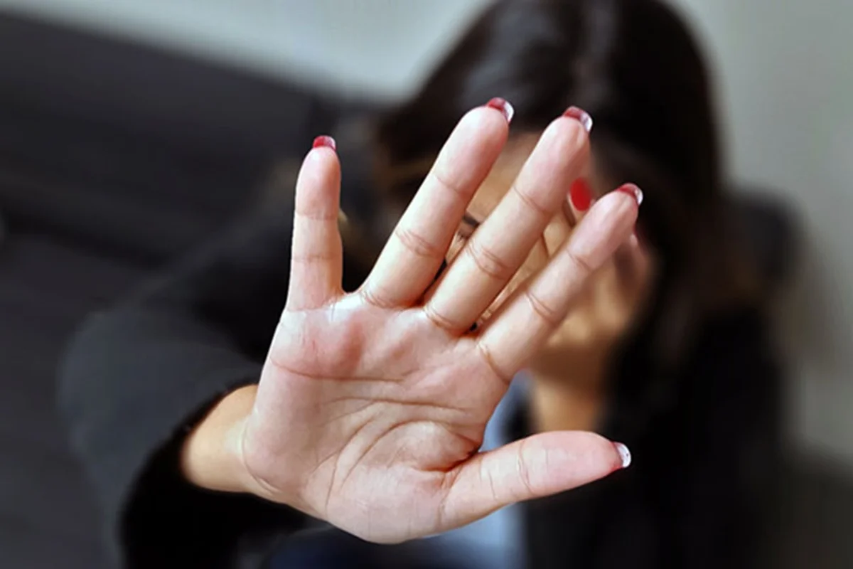 Pai é preso ao tentar matar própria filha de 13 anos com golpe "mata-leão"