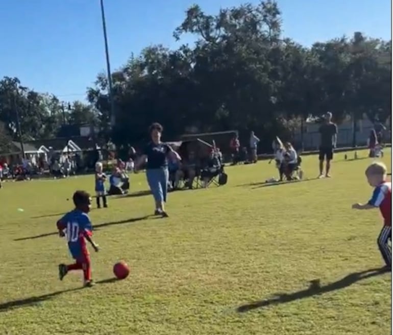 Menino de 3 anos é expulso de competição de futebol por ser ‘bom demais’; polícia é acionada