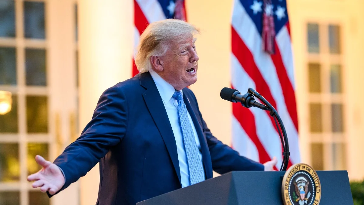 Em comício no Texas, Trump volta a falar que eleição do Brasil foi fraudada