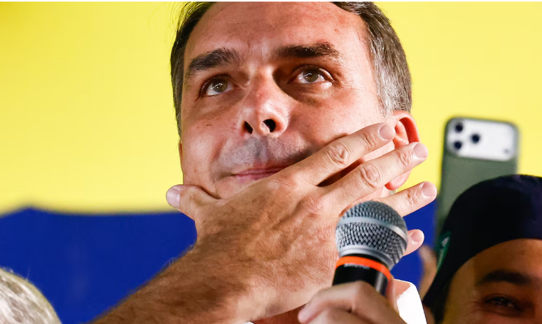 Flávio disse que não sairia do País e entregaria o passaporte à PF um dia antes de fugir