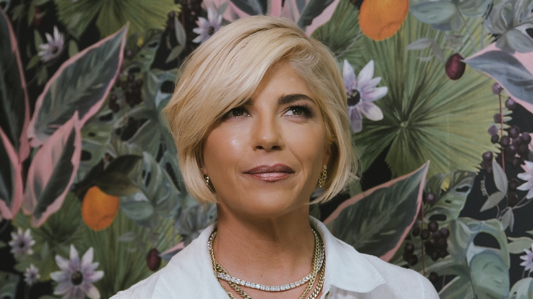 Quem é Selma Blair, atriz de Legalmente Loira acusada de morder tripulantes em voo