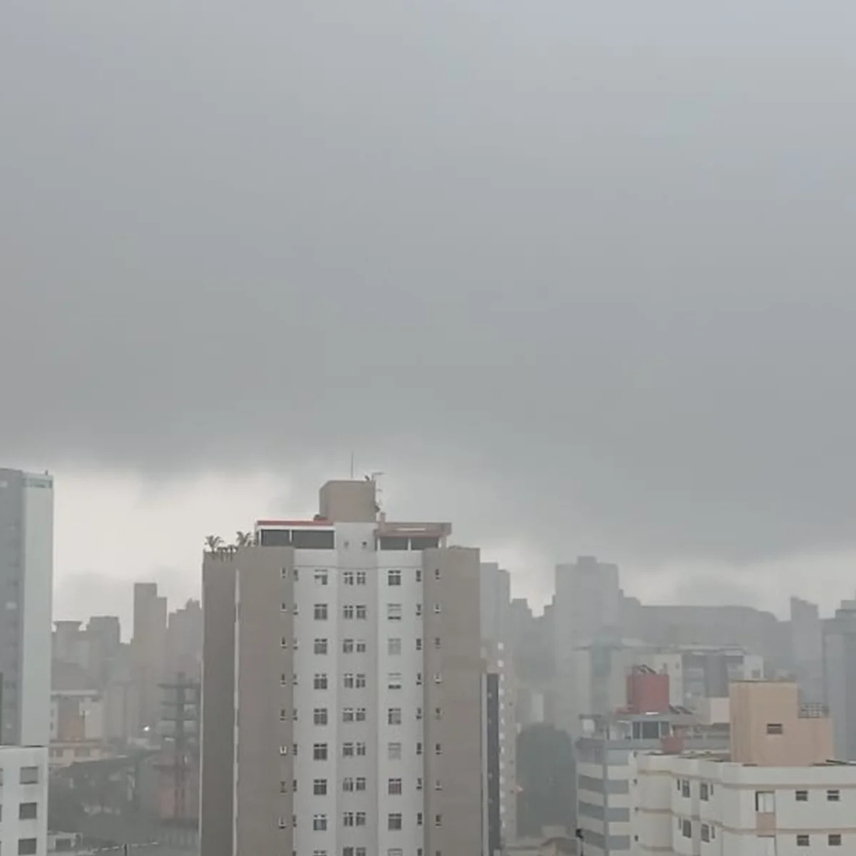 Domingo de 2º turno terá calor e chuva em BH; veja a previsão