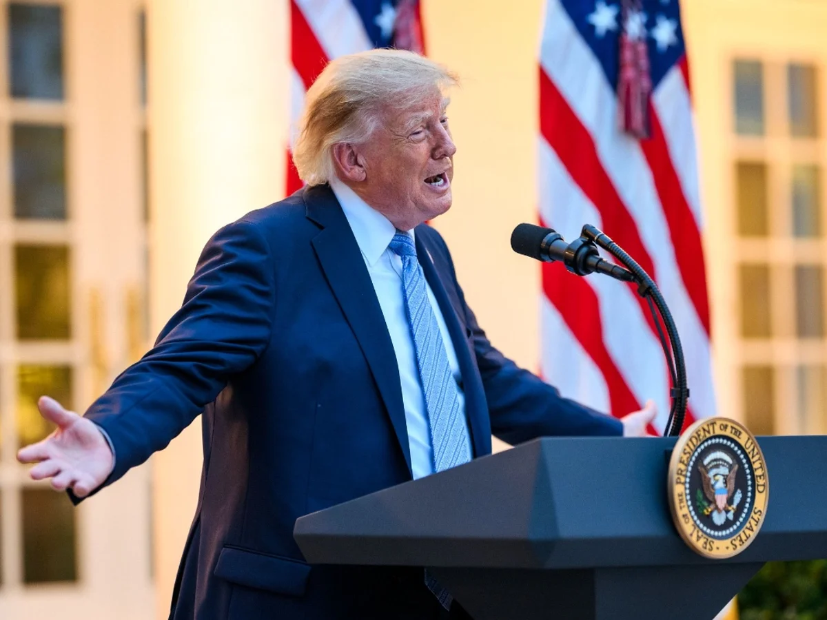 Em comício no Texas, Trump volta a falar que eleição do Brasil foi fraudada