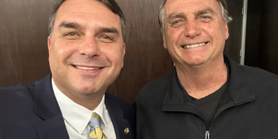 Flávio e Jair Bolsonaro em imagem de arquivo Foto: Reprodução/X