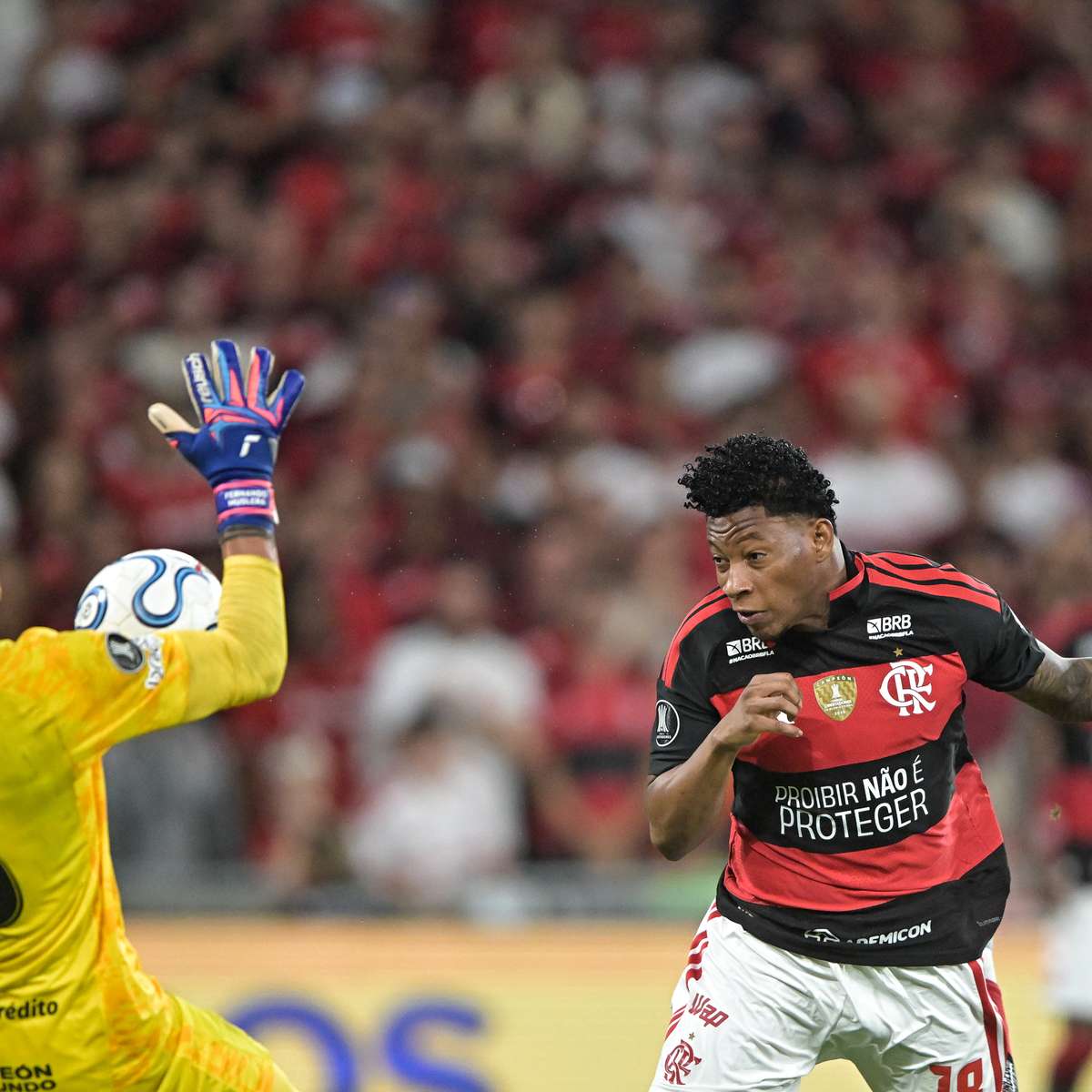 Dos vexames na Copa à redenção no Maracanã: Muslera se consagra como o herói do Estudiantes contra o Flamengo